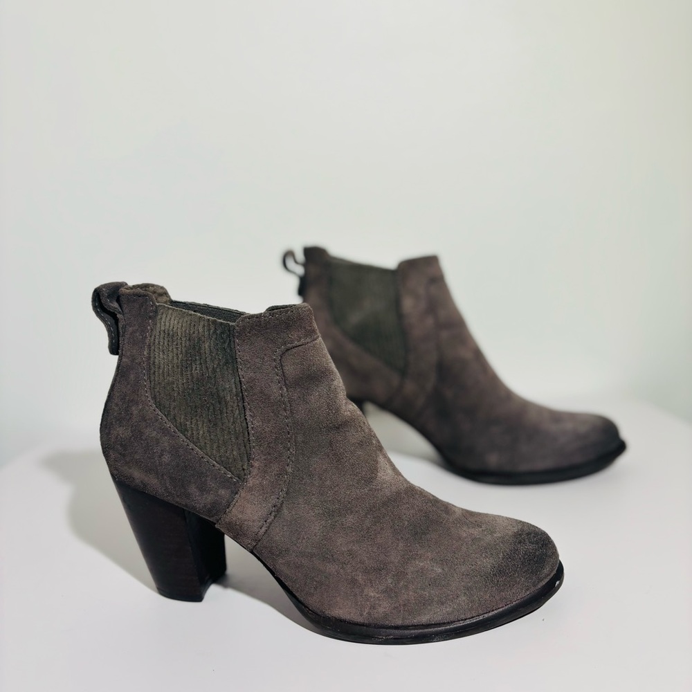 UGG® AUSTRALIA COBIE II GREY SUEDE ANKLE‎ BOOTS - Size 9.5